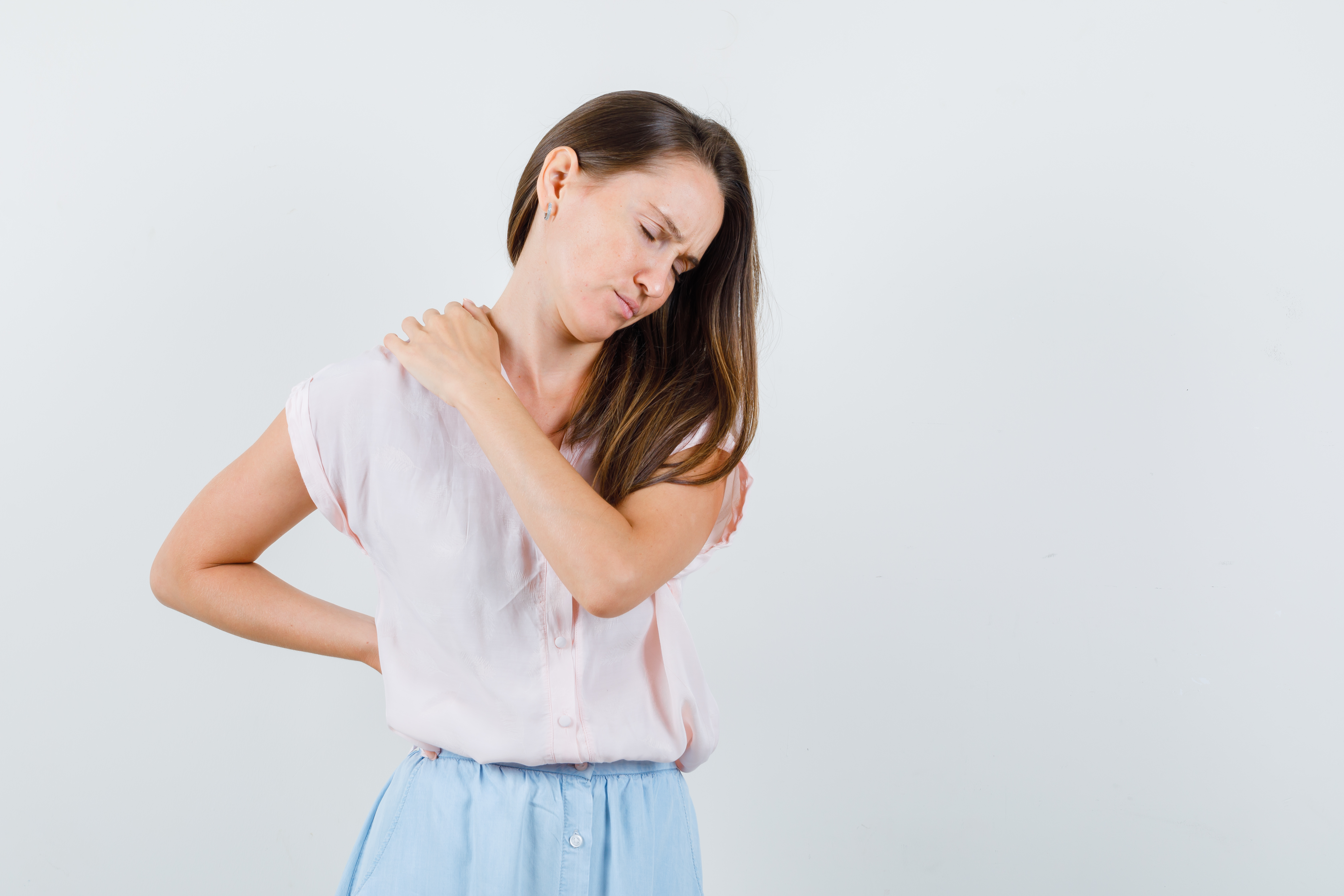 Mujer con dolor en cuello y espalda dolor musculoesquelético