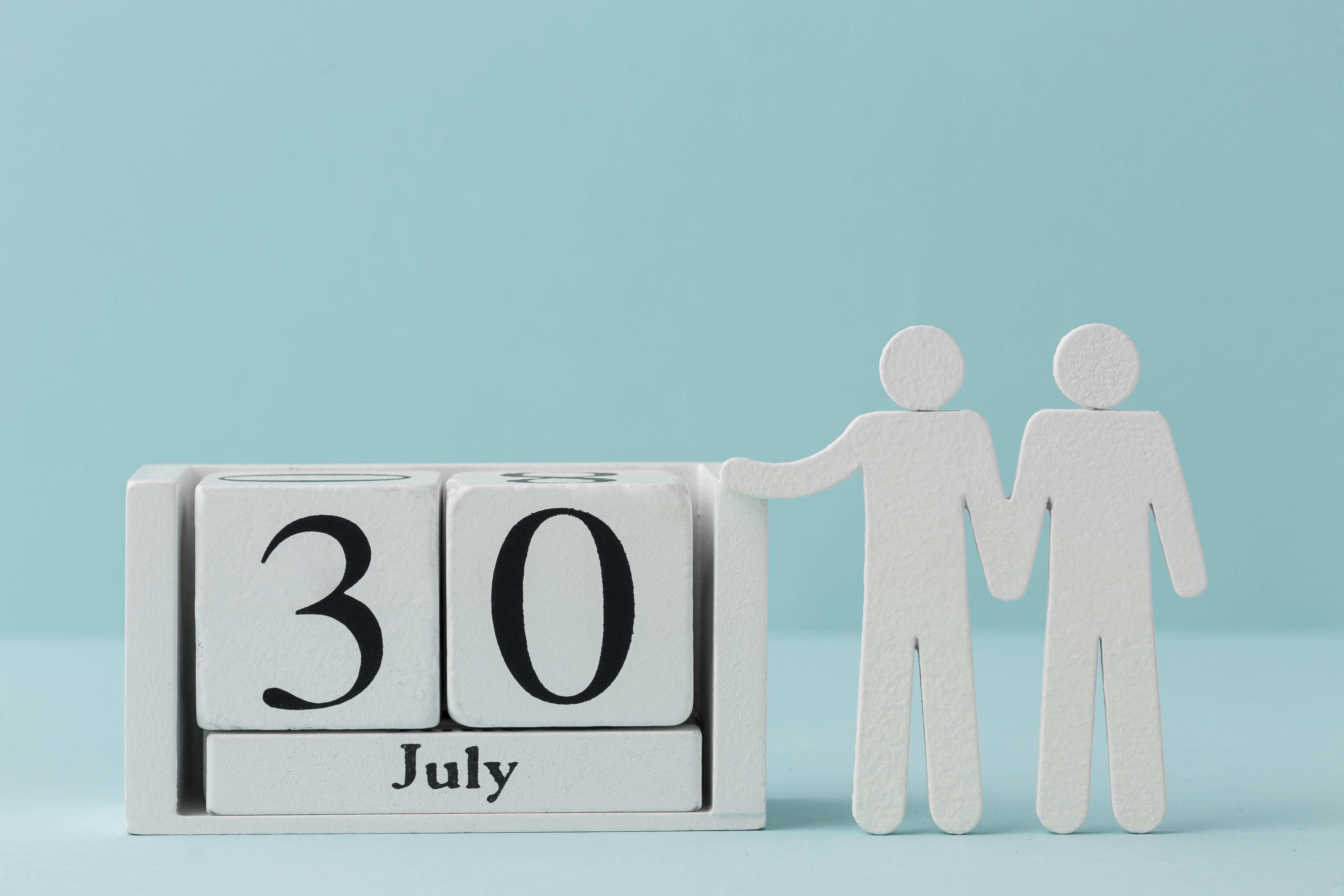 Feha en calendario de madera 30 de Julio con 2 figuras al lado.jpg