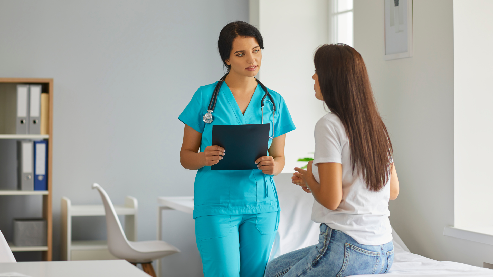 Consulta doctora y paciente sobre vacunación de la Rabia