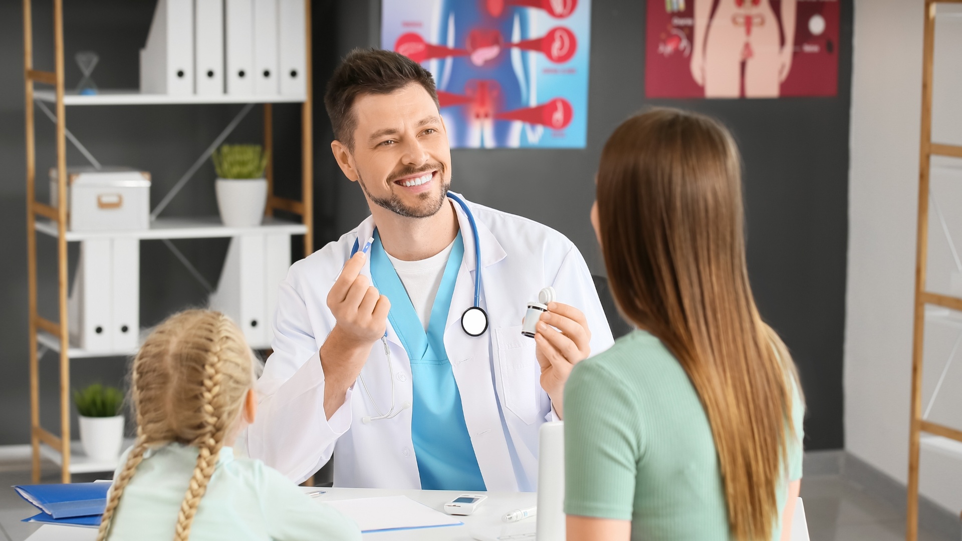 Doctora consultando a paciente mujer sobre la enfermedad
