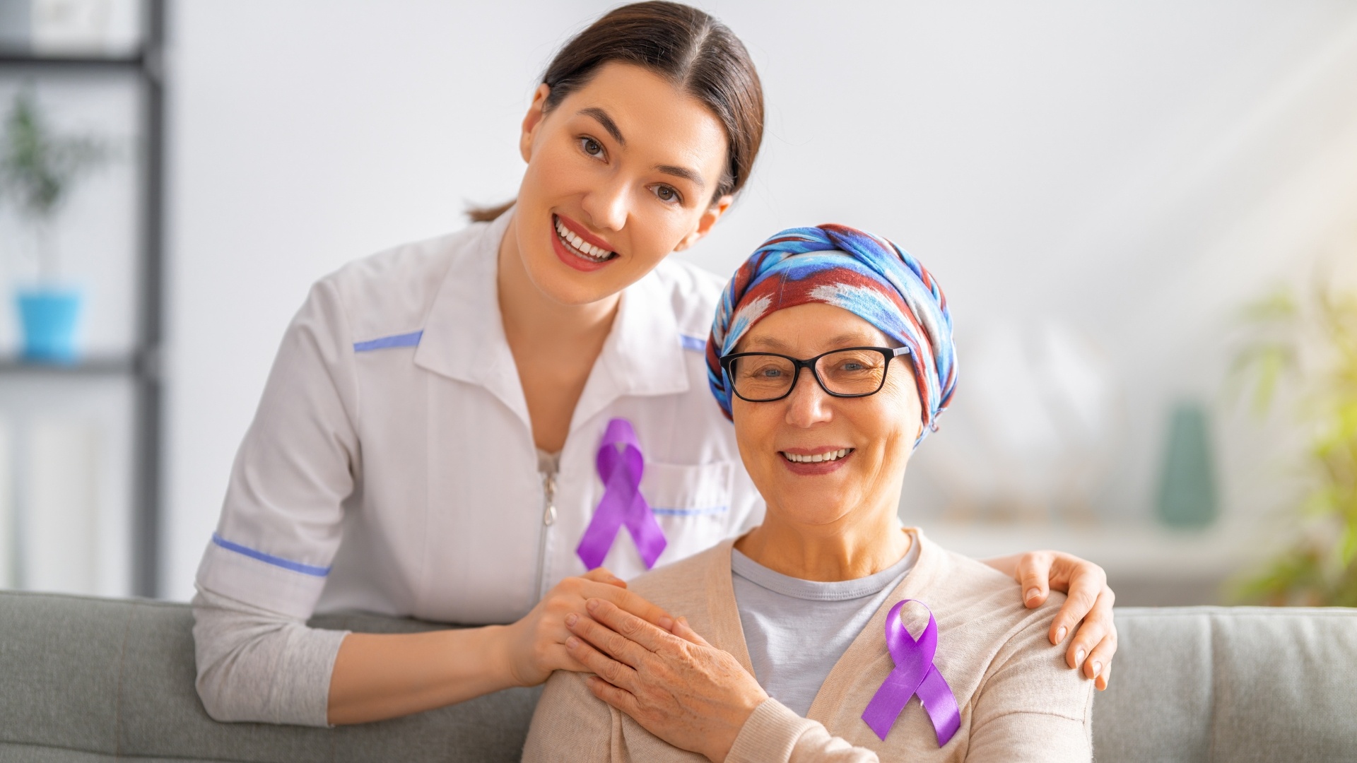 Mujer paciente con Cáncer sonriendo con doctor
