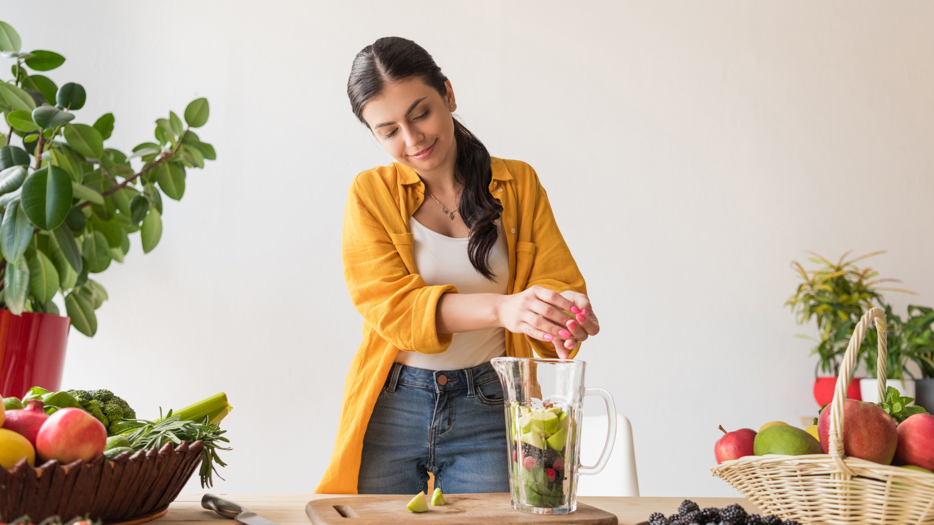 Mujer realizando un Licuado organico