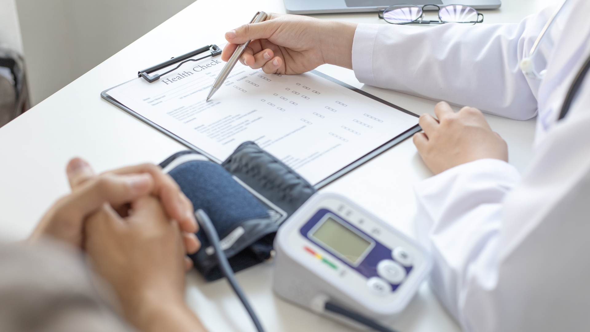 Doctor revisando un informe médico